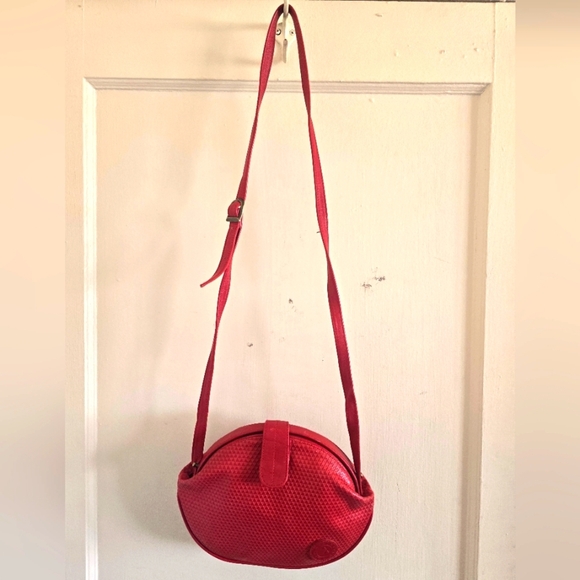 VINTAGE! Liz Claiborne Red Textured Shoulder Bag!Rare Find! Pull Open/Close - Picture 6 of 7